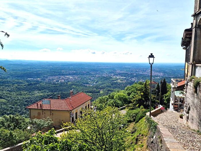 Appartamento bilocale in affitto in Via Beata Caterina Moriggi, Santa Maria del Monte, Varese