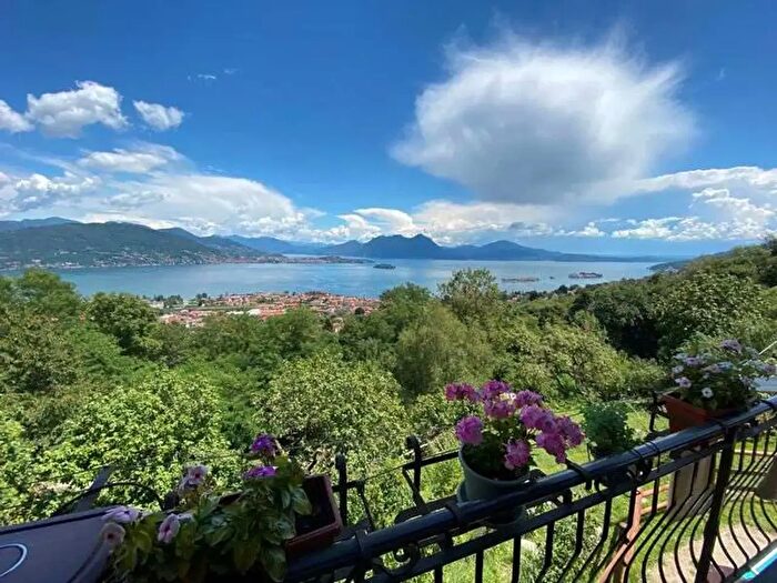 Casa con 5 locali in vendita in Baveno