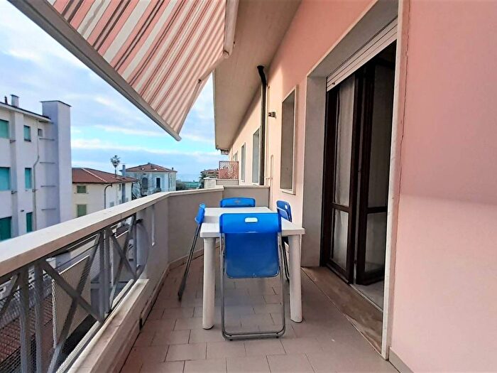 Appartamento trilocale in affitto in Via Pellegrino Rossi, Marina di Massa Centro, Massa