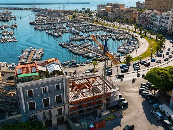 Appartamento quadrilocale in vendita in Via Cala, Palermo