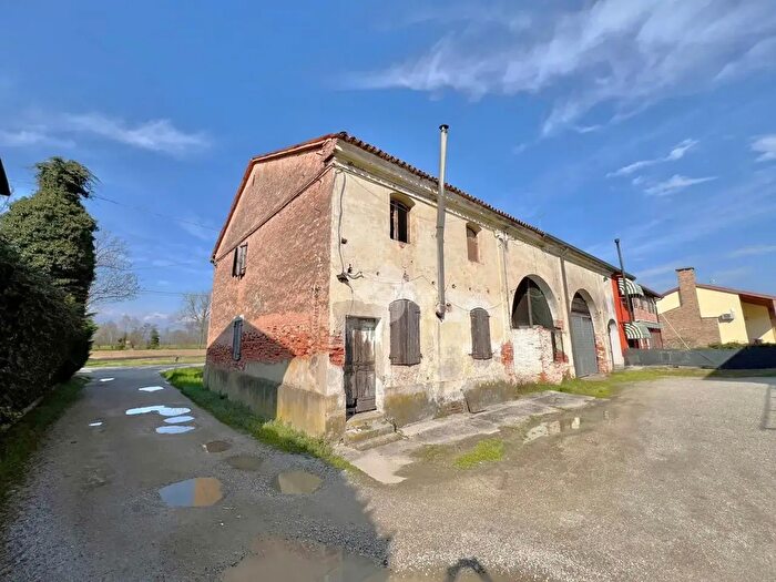 Casa con 6 locali in vendita in Via Brigola, Resana