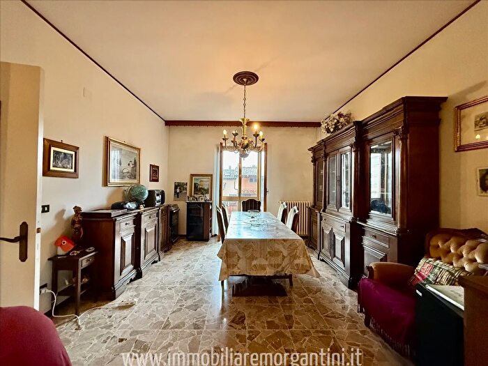 Casa con 10 locali in vendita in Sarteano