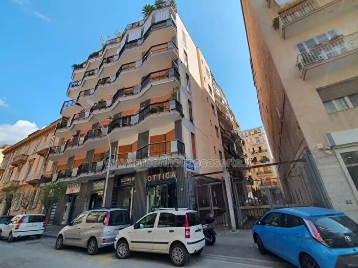Appartamento con 5 locali in vendita in Via Francesco Ricciardi, Caserta