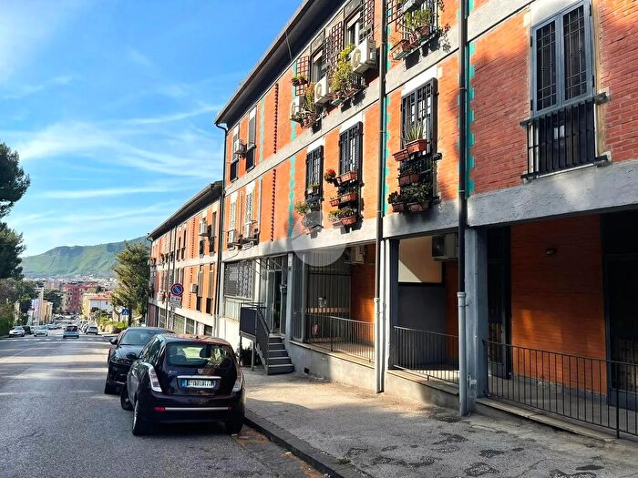 Appartamento quadrilocale in vendita in Via Piave, Napoli