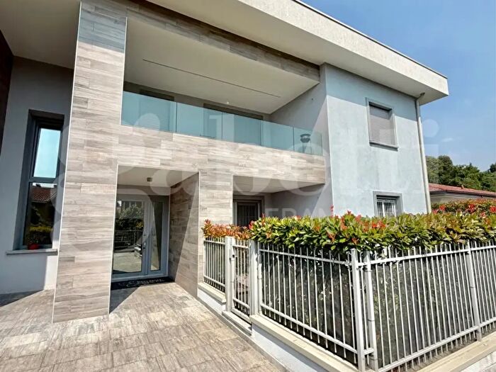 Appartamento trilocale in affitto in Via Treves, Senago