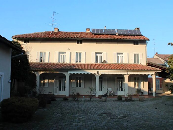 Casa con 9 locali in vendita in Via Giuseppe Mazzini, Caresana