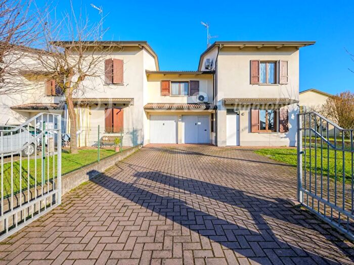 Casa quadrilocale in vendita in Via Don Giuseppe Pasini, Sissa Trecasali