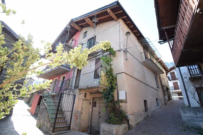 Casa con 5 locali in vendita in Frazione Ecrivin, Saint Vincent