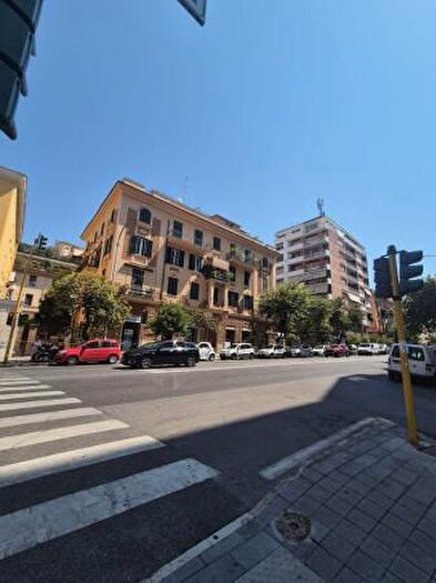 Appartamento con 5 locali in vendita in Via Gallia, Roma