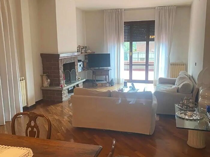 Appartamento con 6 locali in vendita in Massa