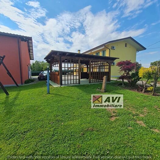 Casa con 12 locali in vendita in Trebaseleghe