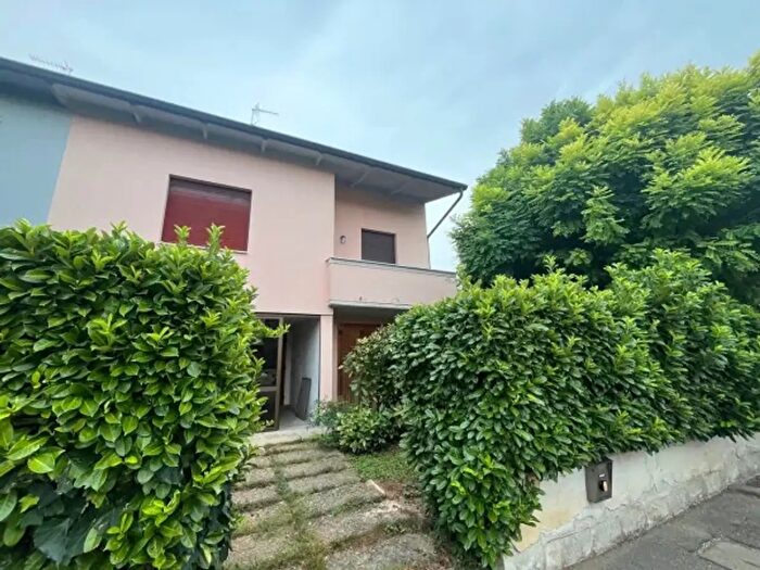 Casa trilocale in vendita in Viale Luigi Cherubini, Reggiolo