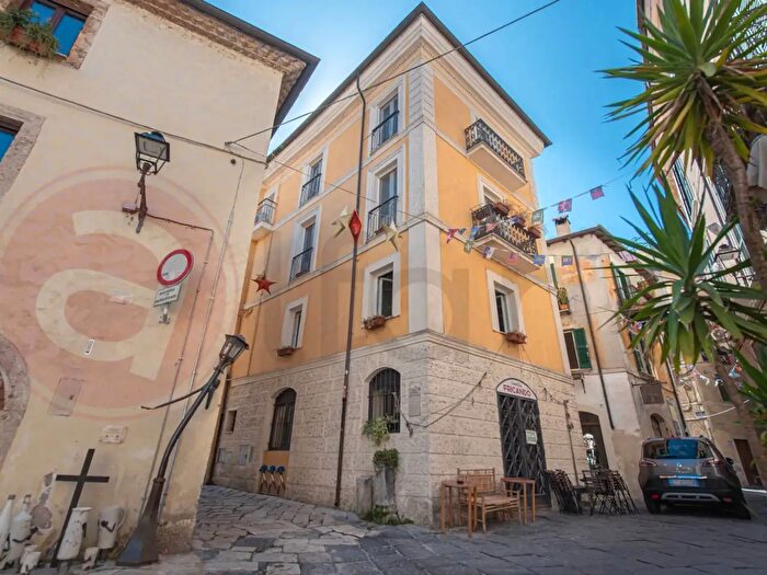 Casa quadrilocale in vendita in Via Angelo Marsella, Isola Del Liri