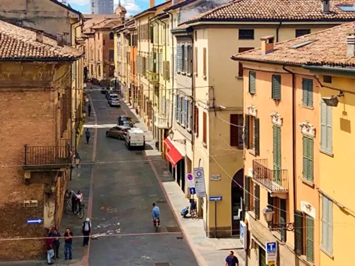 Casa con 6 locali in vendita in Via Filippo Re, Reggio nell'Emilia