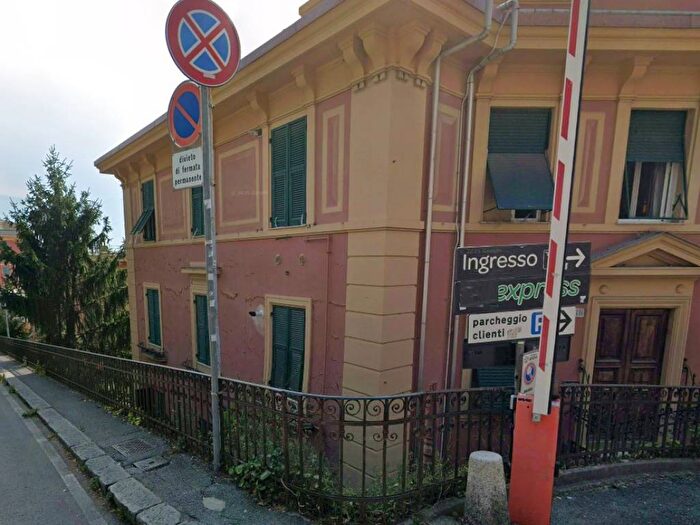 Appartamento trilocale in affitto in Salita di Santa Maria della Sanità, Castelletto, Genova