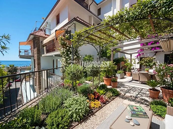 Appartamento trilocale in vendita in Via Salita Poggio, Sanremo