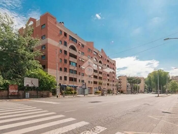 Appartamento quadrilocale in vendita in Via Monte Cervialto, Roma