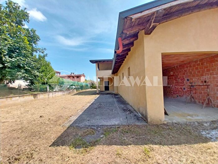 Casa con 5 locali in vendita in Pravisdomini