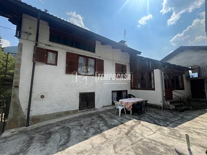 Casa quadrilocale in vendita in Frazione Borgata di Guaria, Ronco Canavese