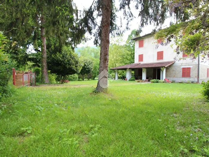 Casa con 6 locali in vendita in Via Cà del Grillo, Baiso
