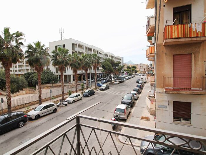 Appartamento trilocale in affitto in Via Angiò, Centro, Bagheria