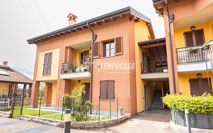 Appartamento trilocale in vendita in Via Nazario Sauro, Rogeno