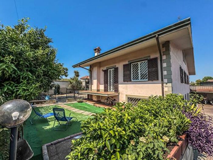 Casa con 6 locali in vendita in Via Maierato, Roma