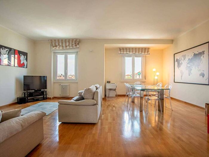 Appartamento trilocale in affitto in Via Francesco Caracciolo, Cenisio, Milano