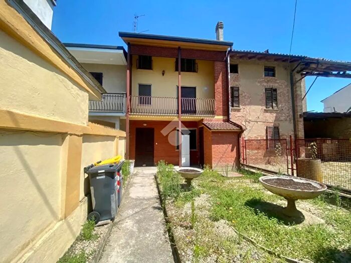 Casa quadrilocale in vendita in Via Ugo Pratolongo, Isola Sant'Antonio