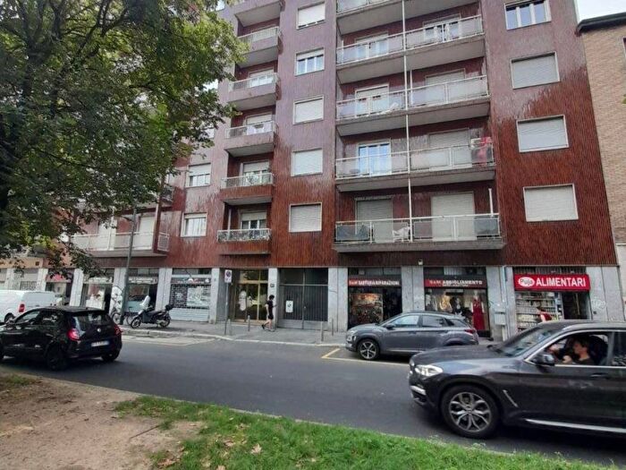 Appartamento trilocale in affitto in Via Gentile Bellini, Giambellino, Milano