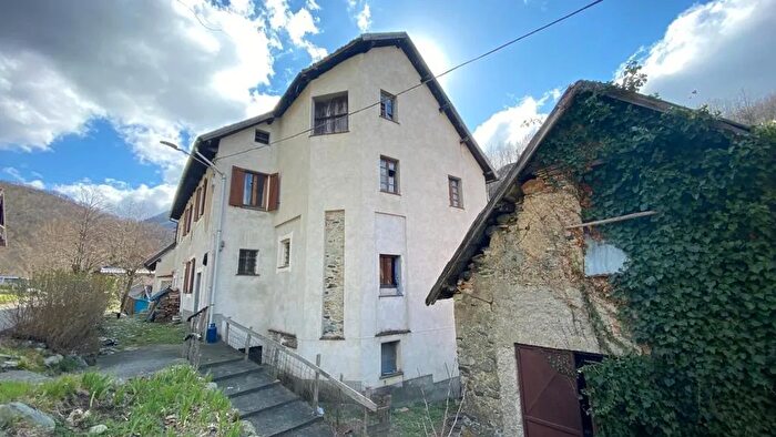 Casa con 8 locali in vendita in Via Ferriera Alta, Tiglieto