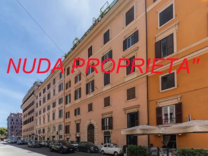 Appartamento trilocale in vendita in Via Sicilia, Roma