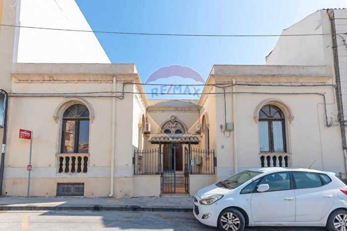 Casa con 8 locali in vendita in Via Riviera Dionisio Il Grande, Siracusa