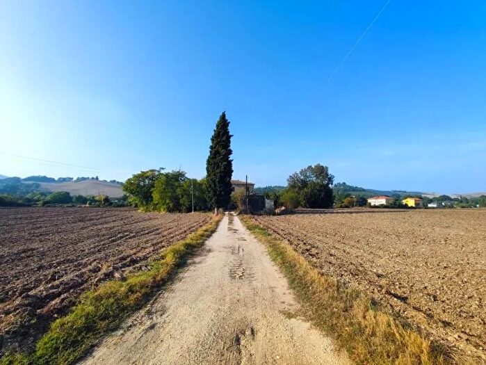 Casa con 7 locali in vendita in Fossombrone