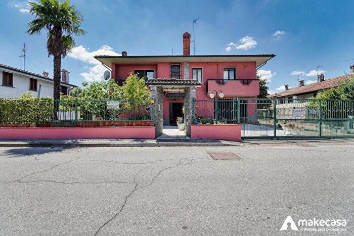 Casa quadrilocale in vendita in Via d Alighieri, Bascape
