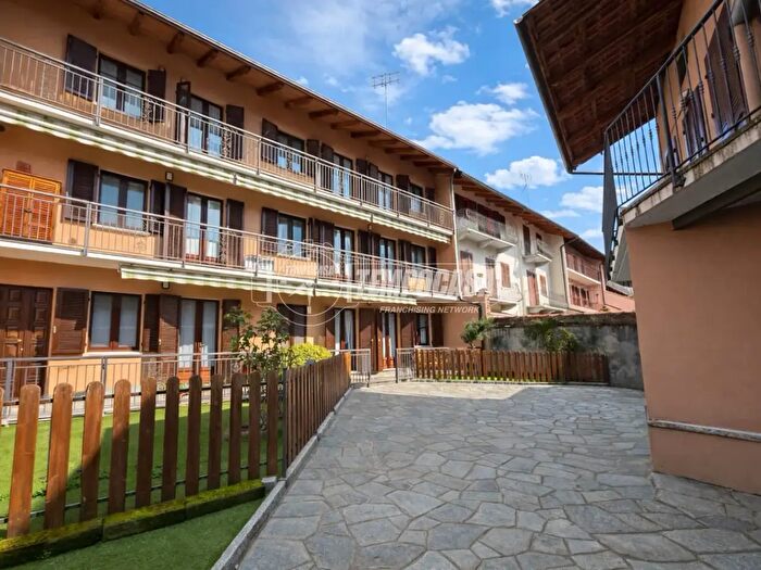 Casa con 10 locali in vendita in Via Roma, Candia Canavese