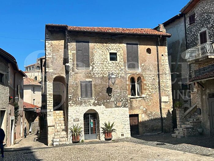 Casa con 6 locali in vendita in Piazza Santa Maria, Sermoneta