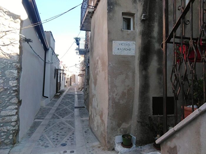 Appartamento trilocale in vendita in Via Raspone, Vico Del Gargano