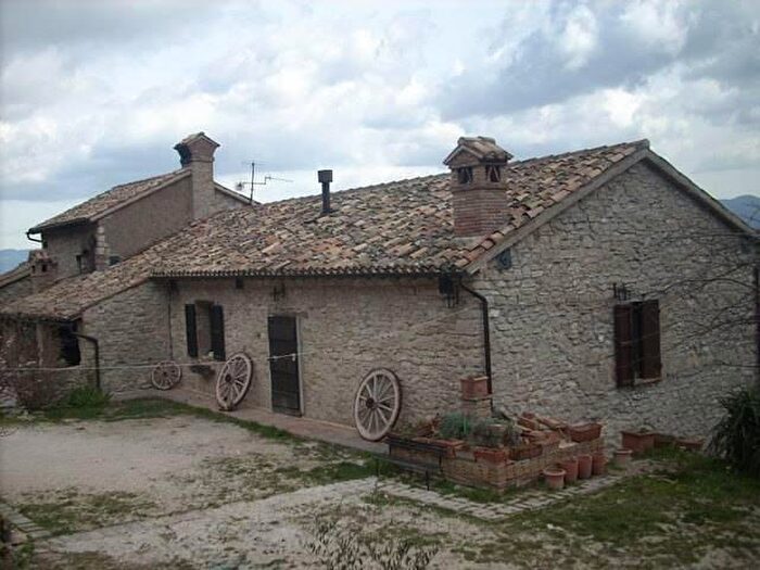 Casa con 12 locali in vendita in Esanatoglia