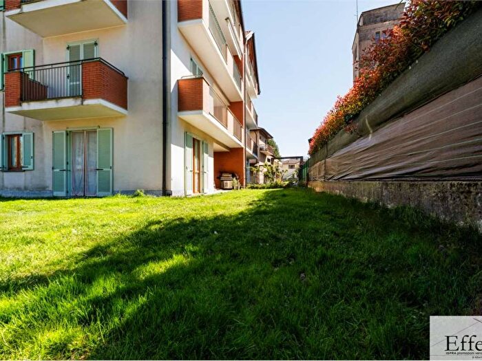 Appartamento quadrilocale in affitto in Via Volta, Barza, Ispra