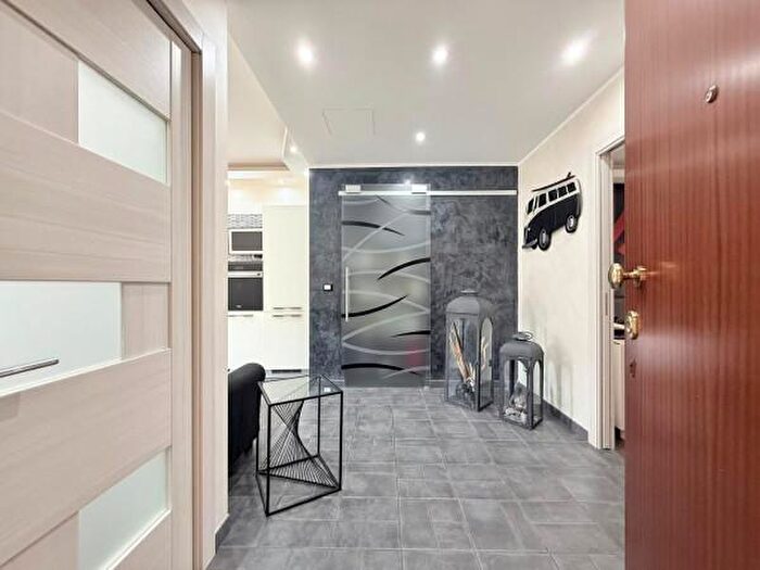 Appartamento trilocale in vendita in Via Monteponi, Torino