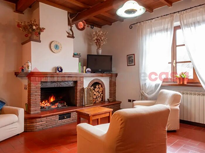 Appartamento con 5 locali in vendita in Via Cimo Croce, Piazza Al Serchio