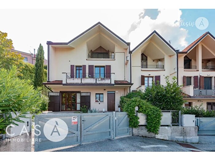 Casa con 8 locali in vendita in Roncofreddo