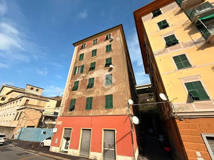 Appartamento trilocale in vendita in Via Lemerle, Genova