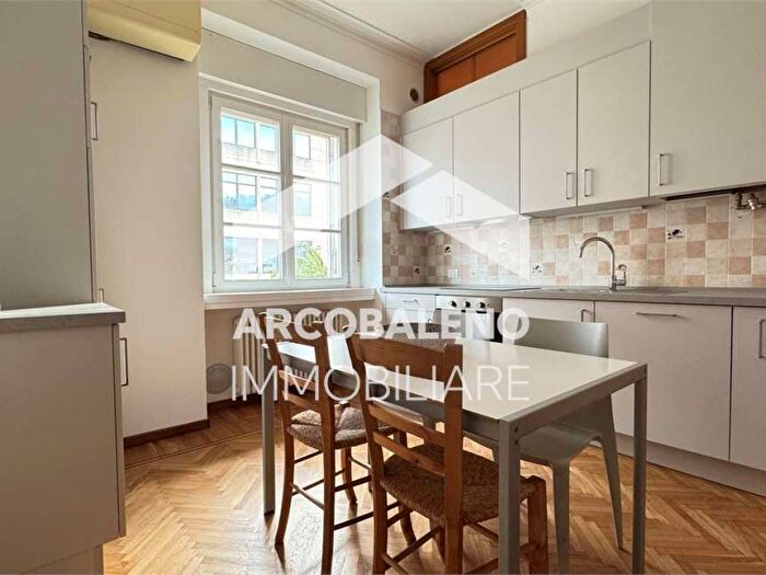 Appartamento trilocale in affitto in via canestrini, Semicentro, Trento