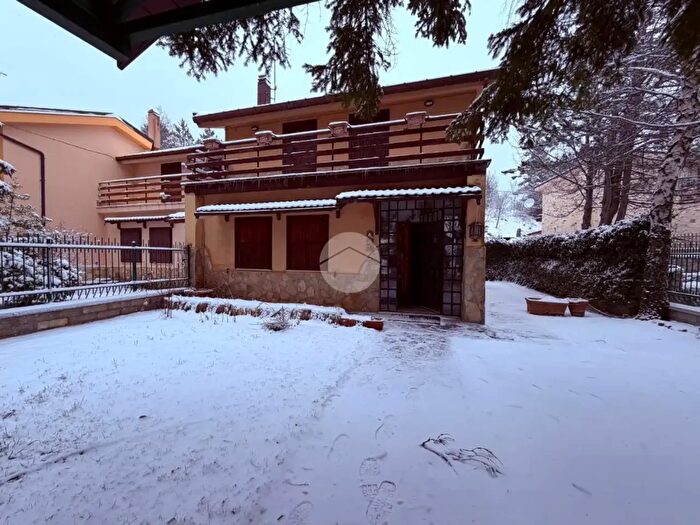 Casa quadrilocale in vendita in Colle Belvedere, Rocca Di Mezzo