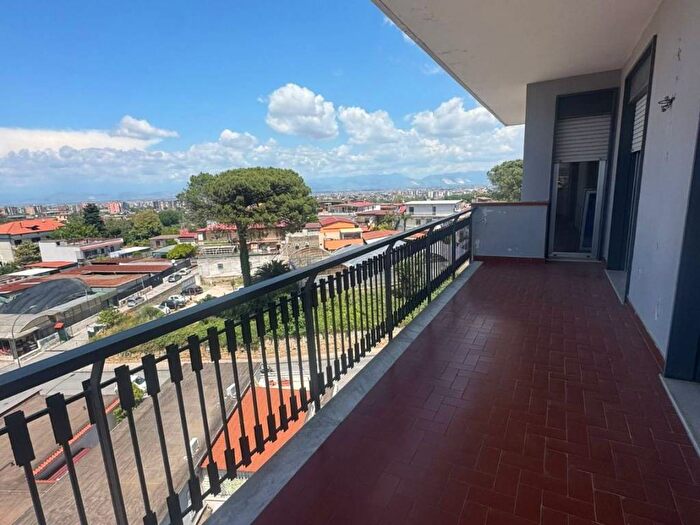 Appartamento quadrilocale in affitto in Via Emilio Scaglione, Piscinola, Napoli