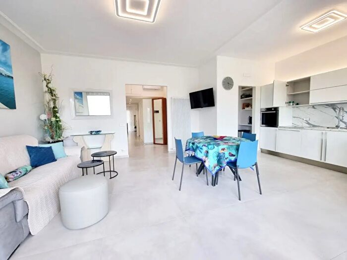 Appartamento con 5 locali in affitto in Viareggio