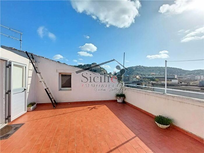 Appartamento con 10 locali in vendita in Scicli