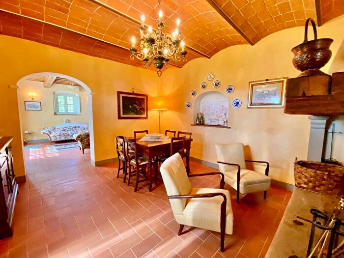 Casa con 6 locali in vendita in Via Citerna, Carmignano